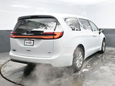 Used 2023 Chrysler Pacifica Touring-L image 6