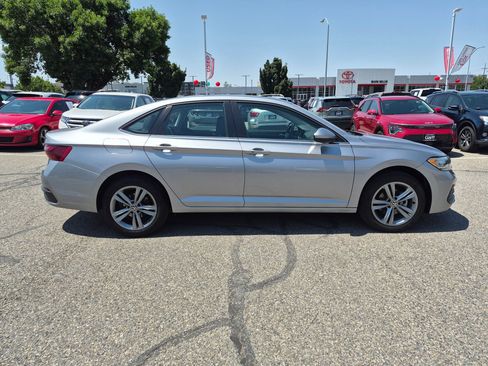 Used 2024 Volkswagen Jetta SE w/ Panoramic Sunroof Package FWD image 2