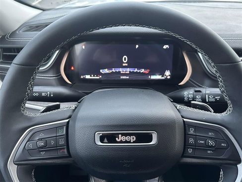 Used 2023 Jeep Grand Cherokee Limited image 20