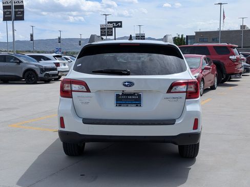 Used 2017 Subaru Outback 2.5i Limited AWD/4WD image 4