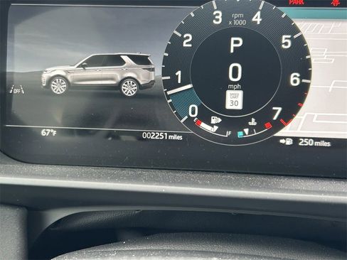 Used 2025 Land Rover Discovery S image 42