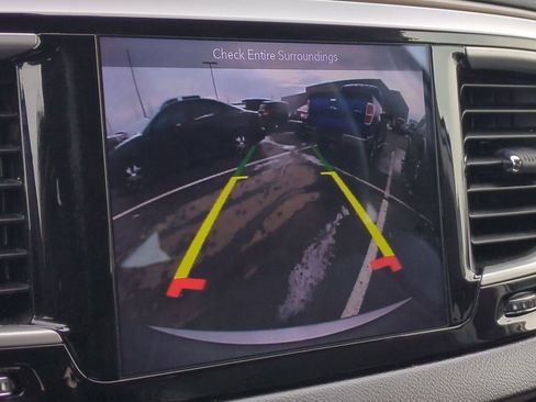 Used 2018 Chrysler Pacifica Touring-L image 31