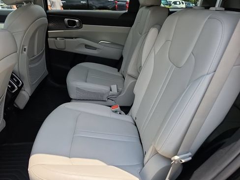 Used 2022 Kia Sorento S FWD image 11