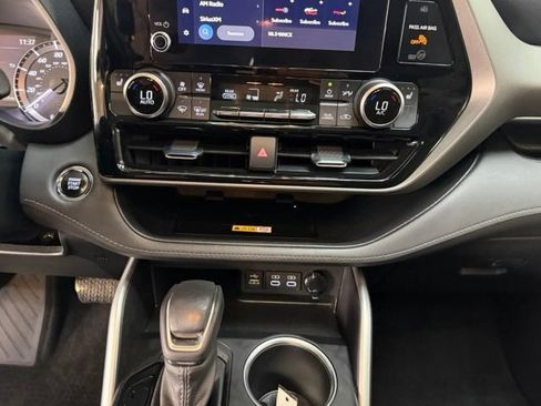 Used 2023 Toyota Highlander XLE AWD/4WD image 23