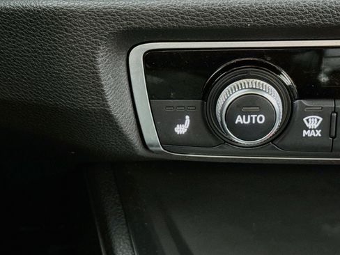 Used 2019 Audi Q3 2.0T Premium image 3