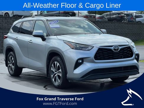Used 2022 Toyota Highlander XLE AWD/4WD image 40