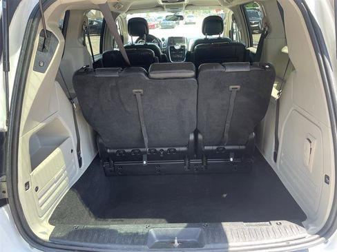 Used 2014 Chrysler Town & Country Touring FWD image 16