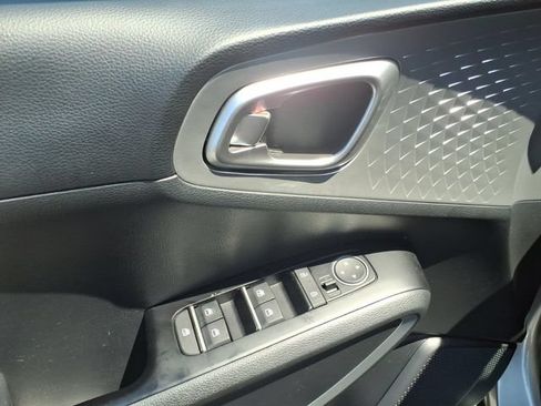 Used 2025 Kia Soul LX w/ LX Technology Package FWD image 11