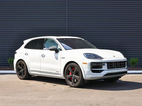 New 2025 Porsche Cayenne Turbo image 9