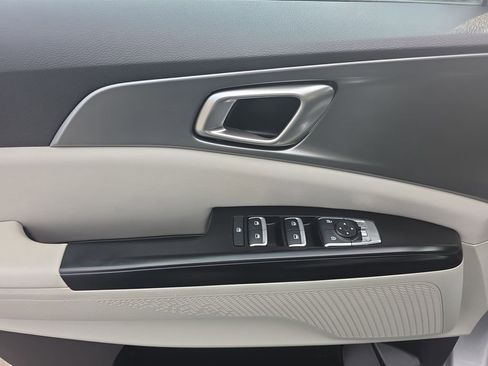 Used 2023 Kia Carnival LX FWD image 13