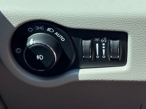 Used 2020 Chrysler Pacifica Touring-L image 38