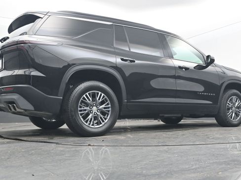 Used 2025 Chevrolet Traverse LT image 28