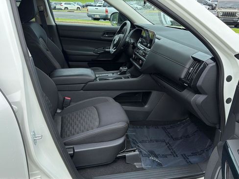 Used 2024 Nissan Pathfinder S FWD image 13