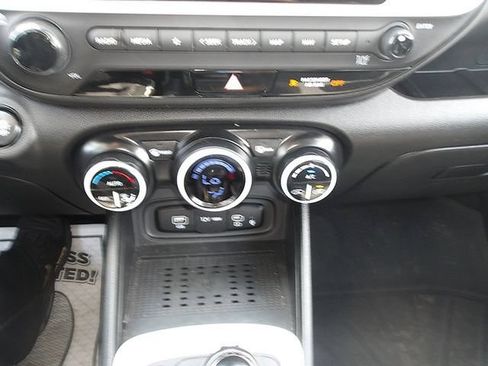 Certified 2025 Hyundai Venue Limited FWD image 19