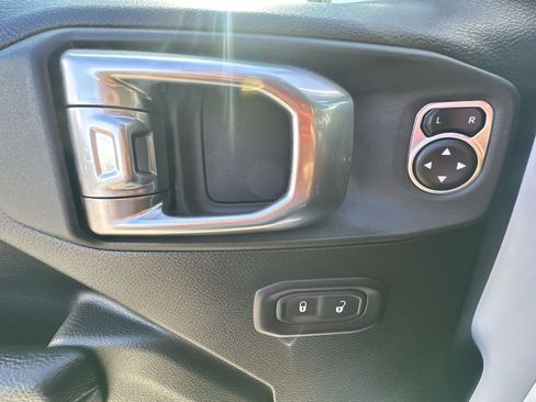 Used 2025 Jeep Gladiator Rubicon w/ Safety Group AWD/4WD image 15