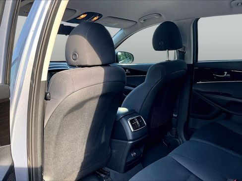 Used 2019 Kia Sorento L FWD image 22