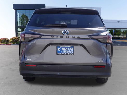 Used 2024 Toyota Sienna LE AWD/4WD image 4