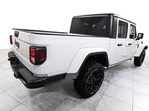 Used 2022 Jeep Gladiator Sport AWD/4WD image 7