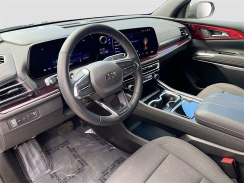 Used 2024 Chevrolet Traverse Z71 image 9