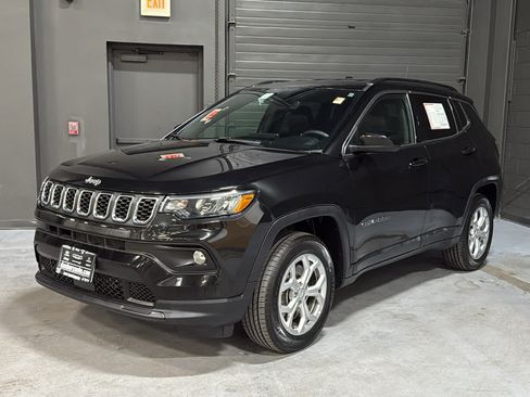 Used 2024 Jeep Compass Latitude AWD/4WD image 4