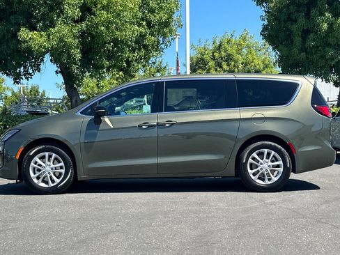 New 2027 Chrysler Pacifica Select FWD image 7