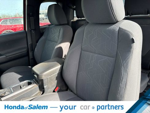 Used 2018 Toyota Tacoma TRD Sport w/ Technology Package image 11