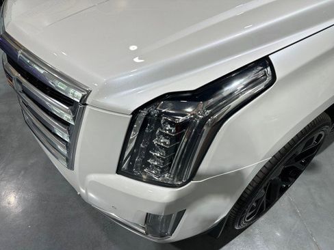Used 2016 Cadillac Escalade Luxury AWD/4WD image 14