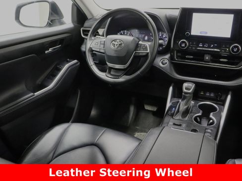 Used 2024 Toyota Highlander XLE image 32