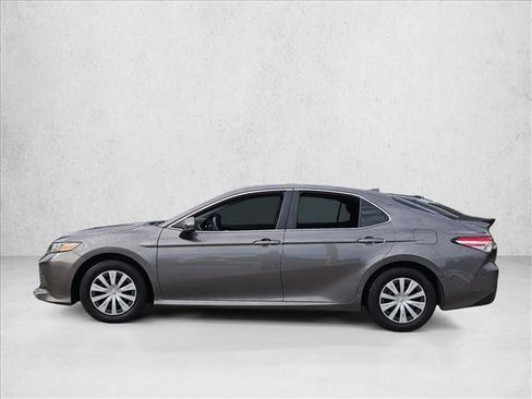 Used 2020 Toyota Camry LE image 3