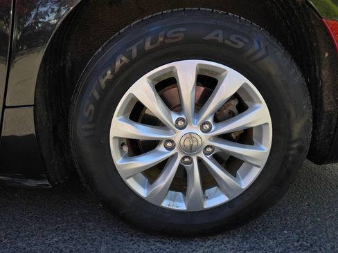 Used 2018 Chrysler Pacifica Touring-L w/ Premium Audio Group FWD image 6