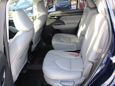 Used 2022 Toyota Highlander XLE image 16