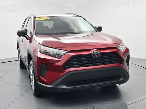 Used 2019 Toyota RAV4 LE w/ Carpet Mat Package image 2