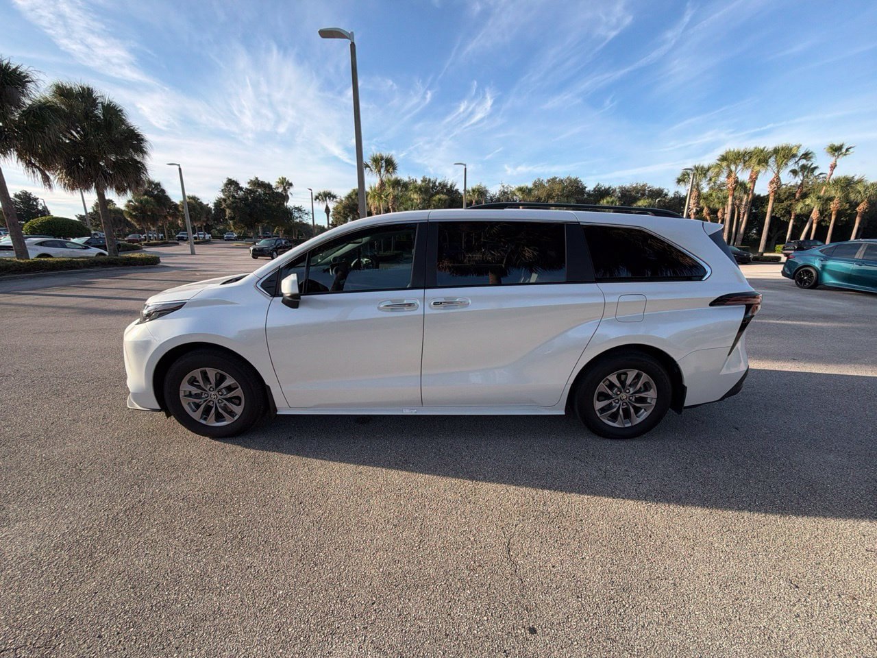 Used 2025 Toyota Sienna XLE w/ XLE Plus Package FWD image 2
