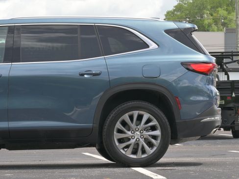 Used 2025 Buick Enclave Preferred FWD image 5