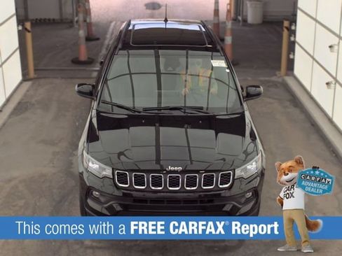 Used 2025 Jeep Compass Latitude w/ Sun & Sound Group AWD/4WD image 2