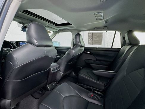 Used 2021 Toyota Highlander XLE image 19