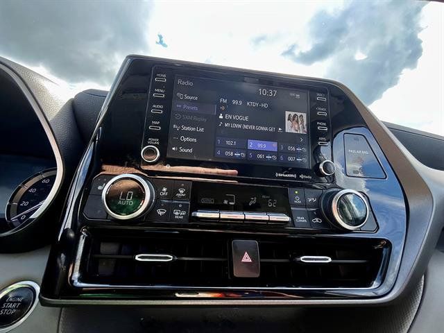 Used 2021 Toyota Highlander XLE FWD image 17