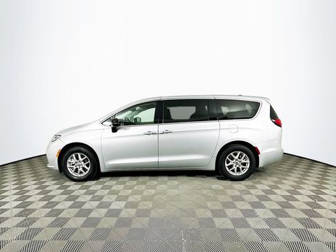 Certified 2024 Chrysler Pacifica Touring-L image 6