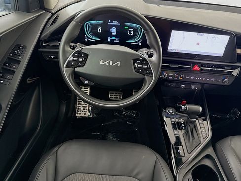 Used 2024 Kia Niro EX Touring FWD image 17