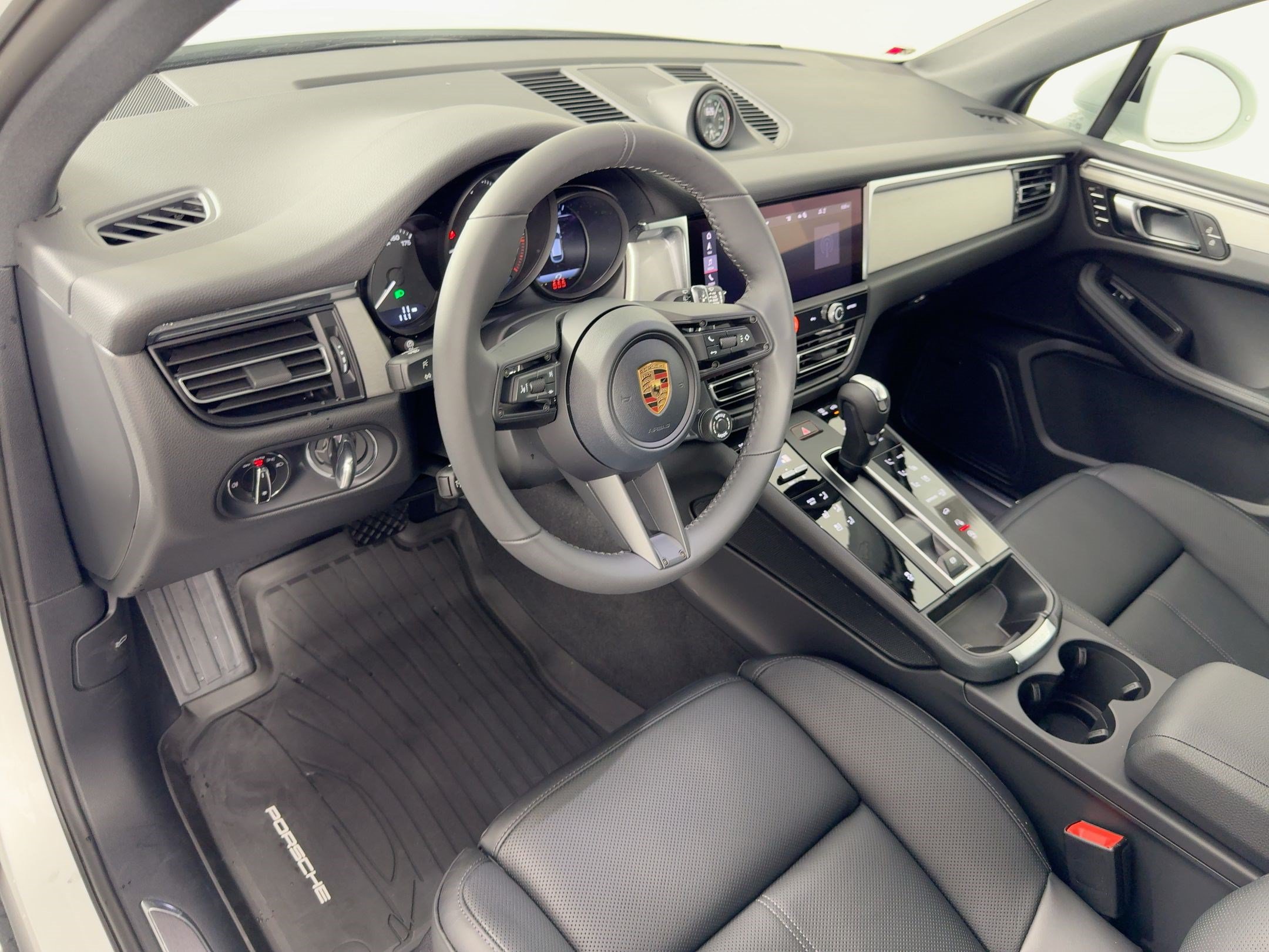 Certified 2026 Porsche Macan AWD/4WD image 4