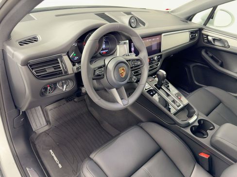 Certified 2026 Porsche Macan AWD/4WD image 4