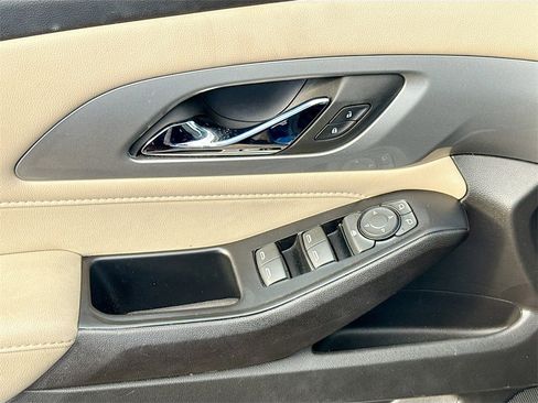 Used 2022 Chevrolet Traverse LS image 19