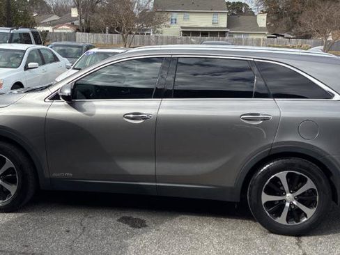 Used 2017 Kia Sorento EX image 3