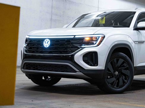 Used 2026 Volkswagen Atlas Cross Sport SE AWD/4WD image 2