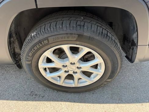 Used 2018 Jeep Cherokee Latitude AWD/4WD image 21