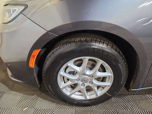 Used 2022 Chrysler Pacifica Touring-L FWD image 18