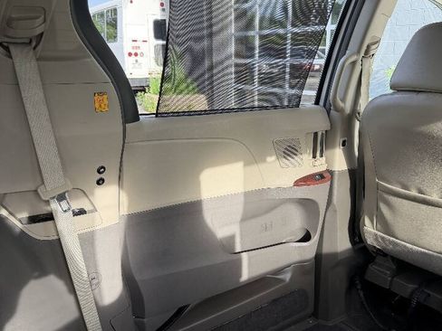 Used 2013 Toyota Sienna XLE w/ Premium Pkg FWD image 26