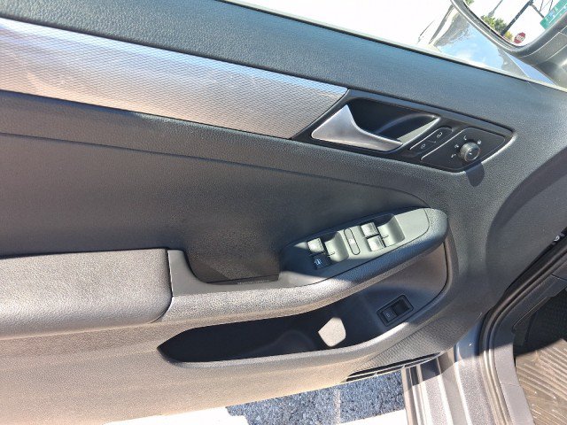 Used 2017 Volkswagen Jetta SE FWD image 13