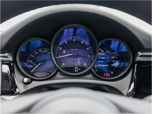 Certified 2025 Porsche Macan image 15