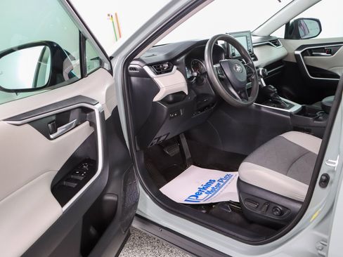 Used 2021 Toyota RAV4 XLE FWD image 3